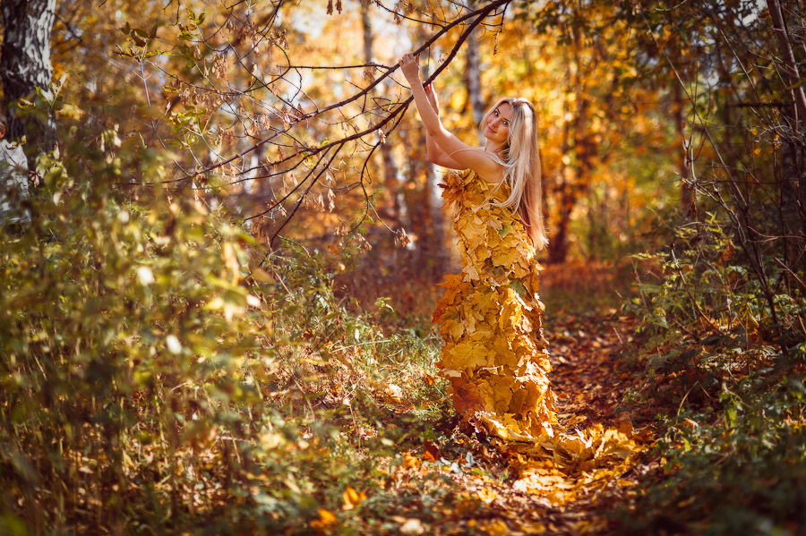 В осеннем лесу грешница осталась абсолютно голая