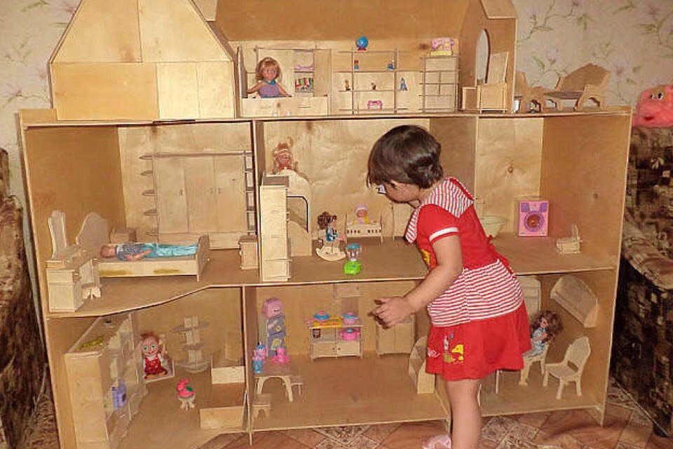 Алиса строит дом ДЛЯ КУКОЛ ! Кукольный домик своими руками ! Alice is building a Dollhouse